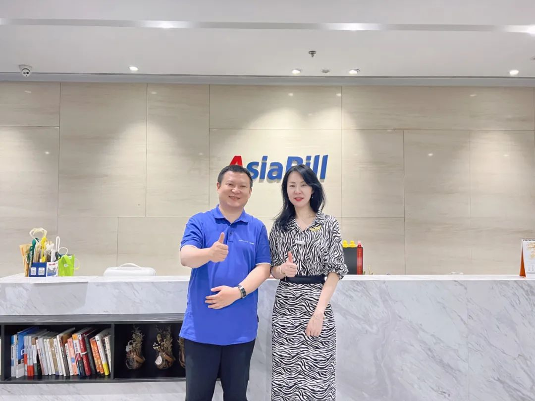 J&P集团创始人兼董事长Julia与AsiaBILL联合创始人&副总裁冯援合影留念